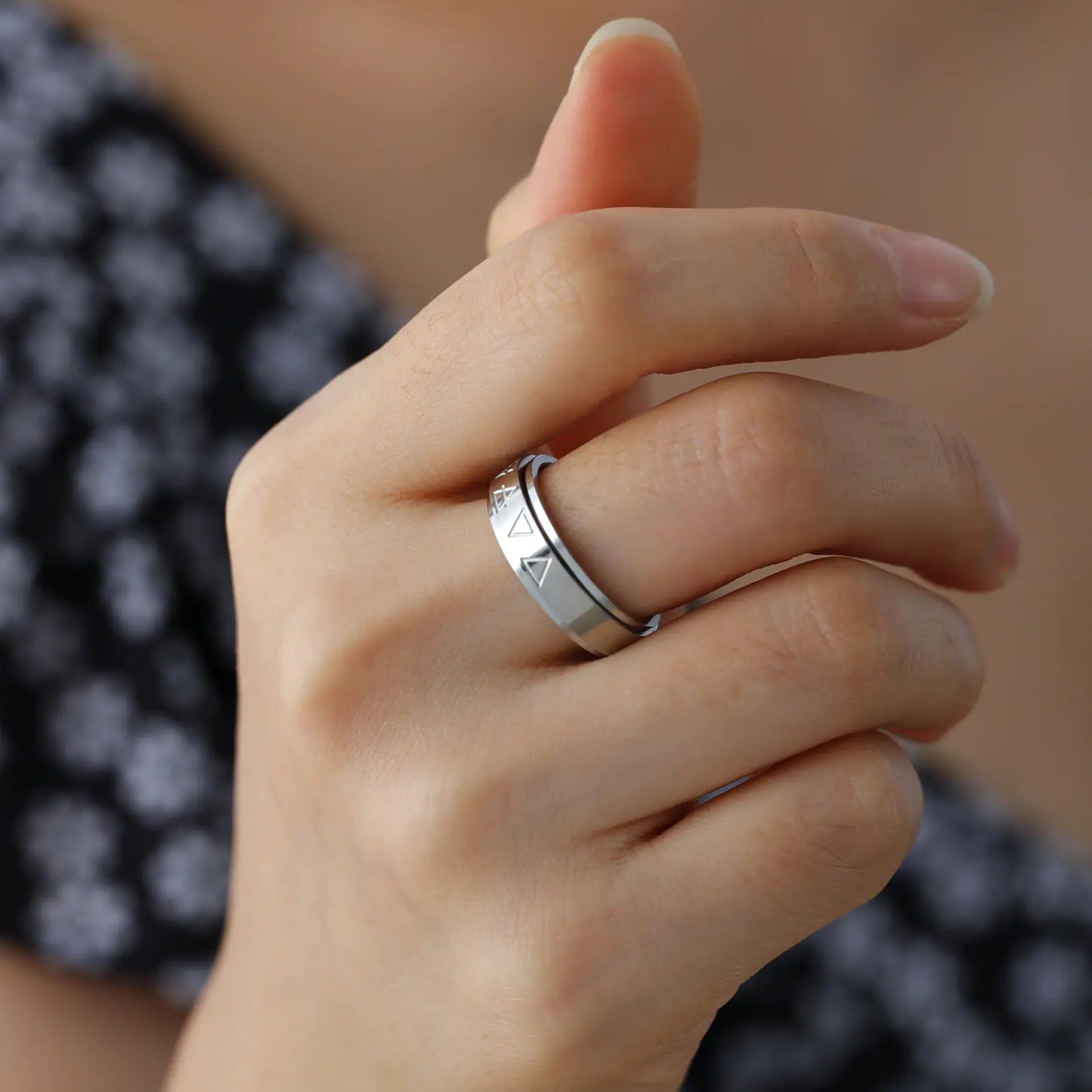 Drehbarer Edelstahlring mit Dreiecksmuster